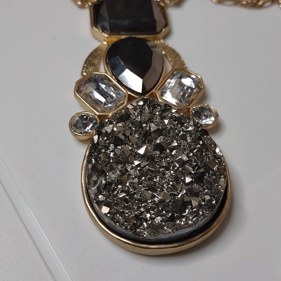 Gold Tone Metal And Plastic Large Pendant Necklace Adjustable 34.5 To 38 Inches - Picture 2 of 11